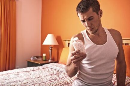 Un hombre con cura para la prostatitis