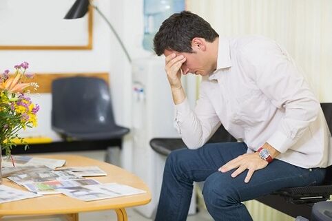 un hombre está pensando en tratar la prostatitis con medicamentos