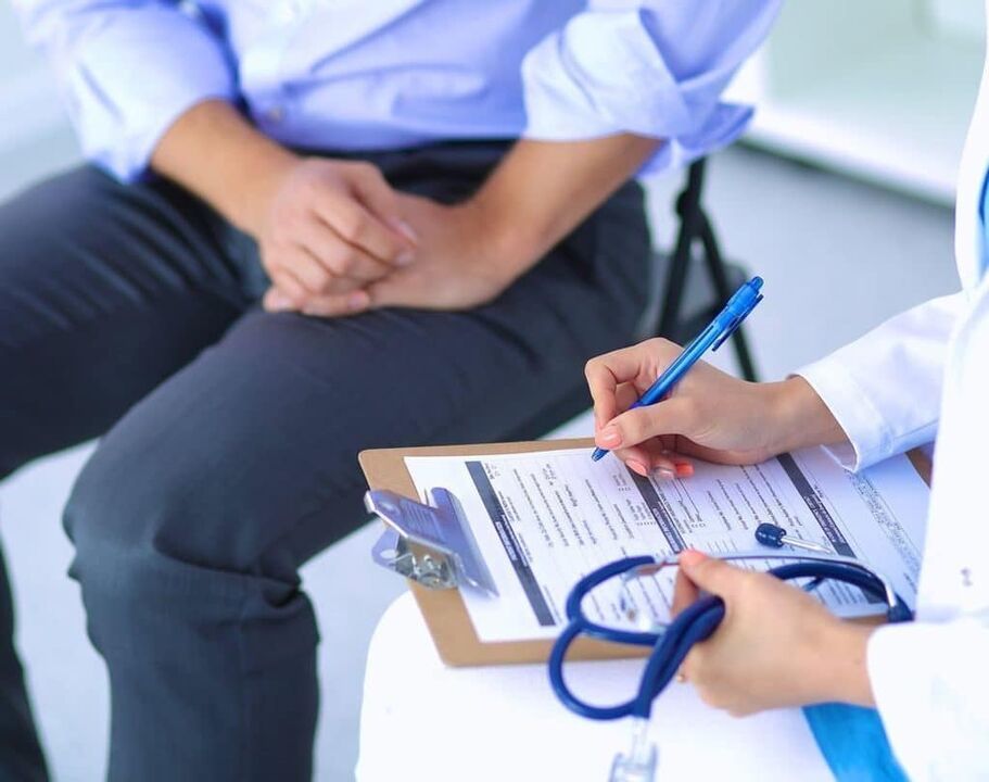 El médico prescribe tratamiento para la prostatitis.