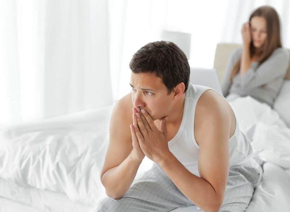 un hombre con poca potencia debido a la prostatitis